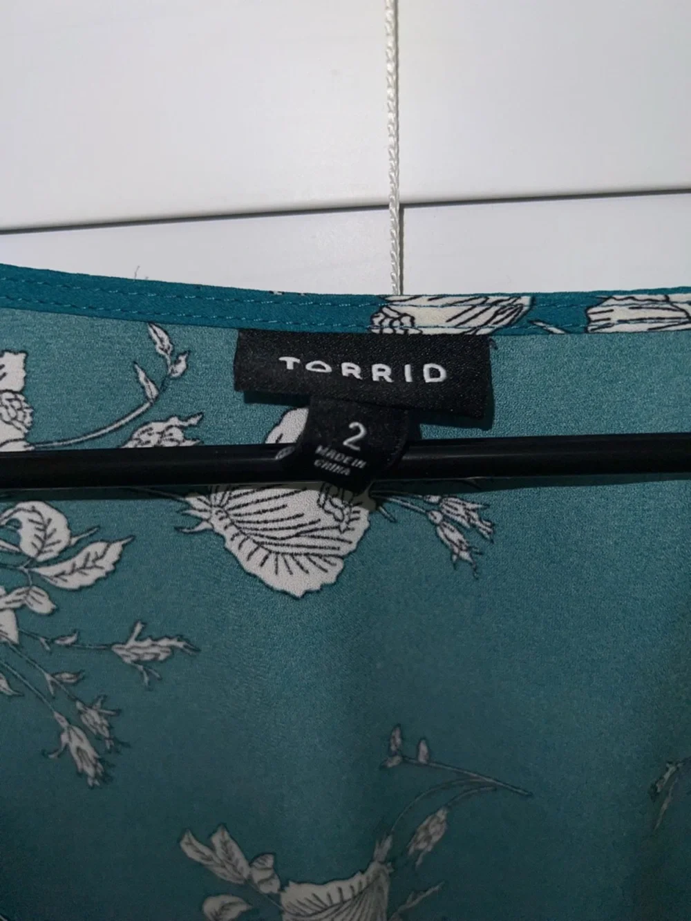 Torrid Teal Floral Surplice Flutter Sleeve Blouse - Size 2 - Picture 5 of 6